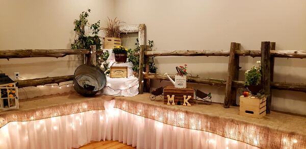 Semi-Rustic Decor Wedding at the Bonnie Glen Pavilion — photo 2 of 6