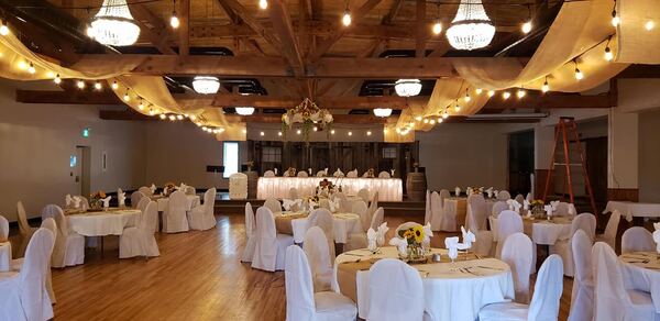 Semi-Rustic Decor Wedding at the Bonnie Glen Pavilion — photo 3 of 6